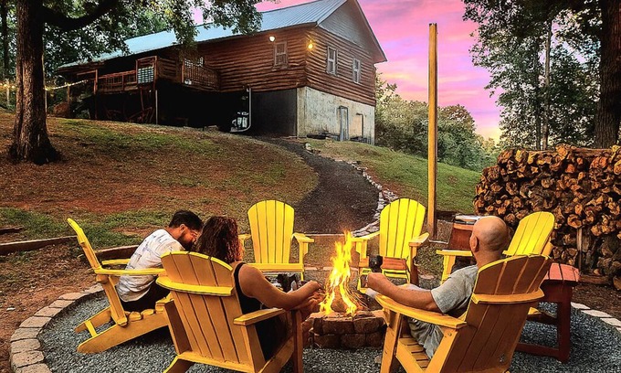 Dahlonega Cabina | Hideout Haven- SPA*Firepit*Game Room*Outdoor Cinema*Dog Friendly*Near Wineries!