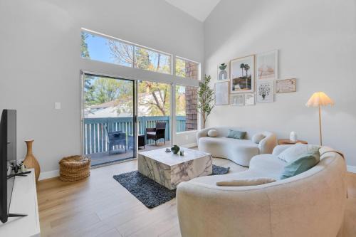 Tarzana Apartamento | High Ceilings 3BR with Loft-2 Baths Pool & Jacuzzi