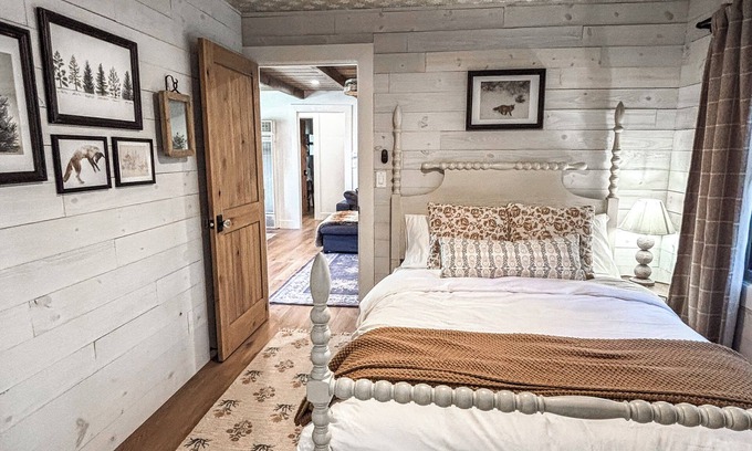 Carnelian Woods Casa | High End Design Lakeview Cabin Walk to Beaches + Restaurants