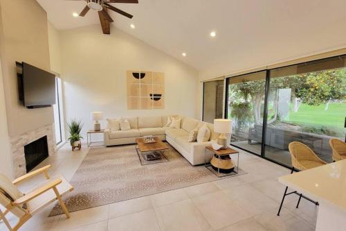 Palm Desert Casa | High-End Mid-Century Condo on the golf course