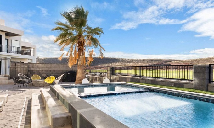 Hurricane Apartamento | High-End Pool Gem ~ Upscale Golf Community ~ Views