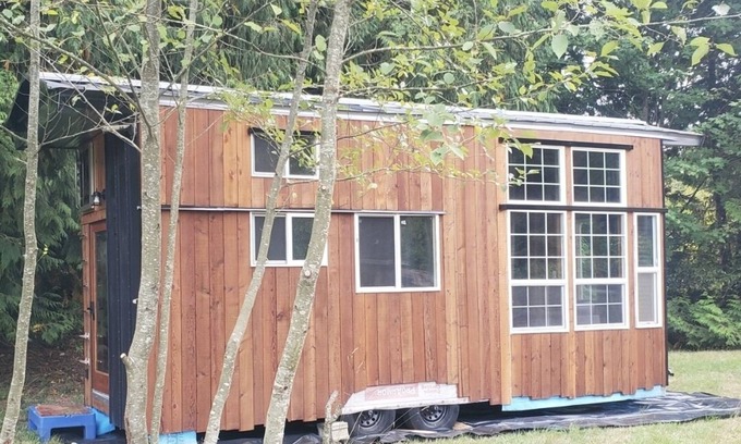Port Ludlow Cama Y Desayuno | High end tiny home with tons of light, exposes serene views of mature forests.