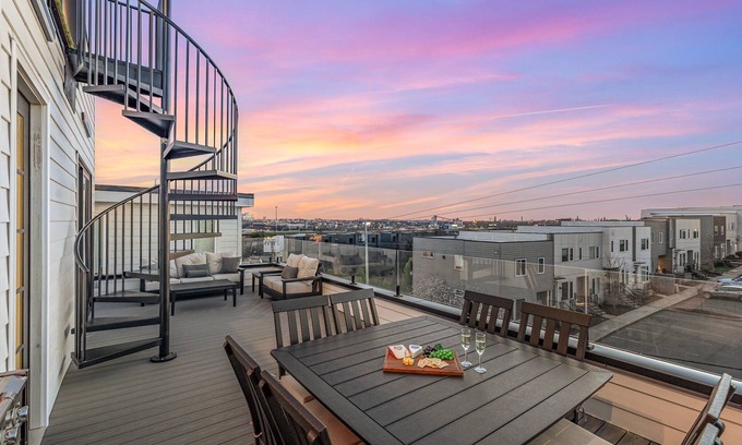 Katie Hill Neighborhood Cabaña | High Note-2 Rooftop Decks-3 Mins to Broadway