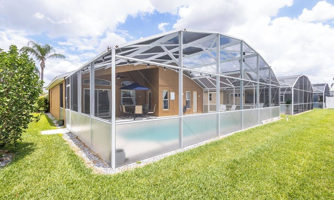 Westbury Casa | High Point Oasis – 4 BDR Sleeps 8, Mins to Parks and Attractions! Private Pool