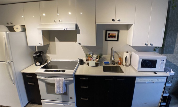 Southcenter Condominio | High Rise Condo with Views!