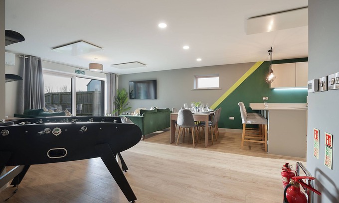 Lincoln Casa | High spec, 4 bed family eco-home w/private gym & tennis courts in Lincolnshire.