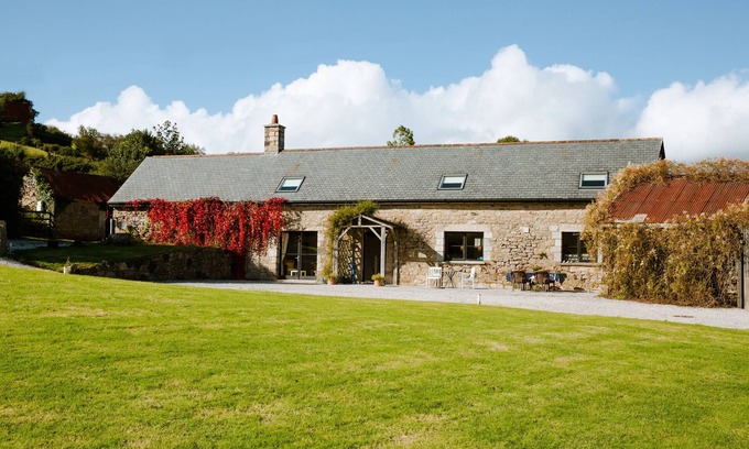 Heligan Cabaña | HIGHER WEDDICOTT BARN, pet friendly, with a garden in Chagford
