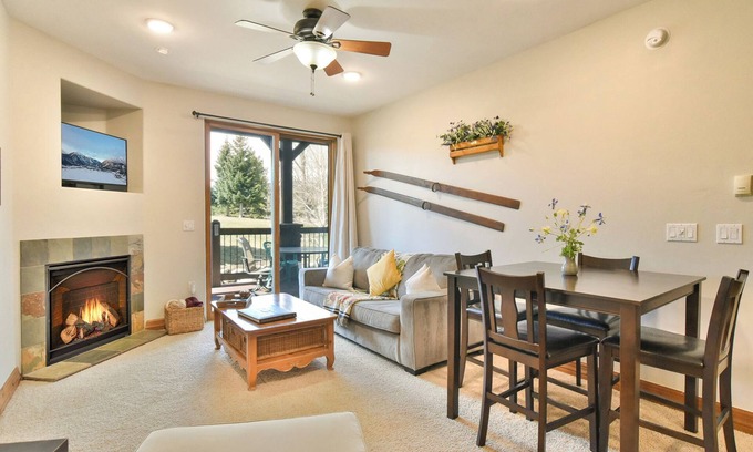 The Highlands Condominio | Highland Greens Retreat: Great Location, Near Shuttle Stops