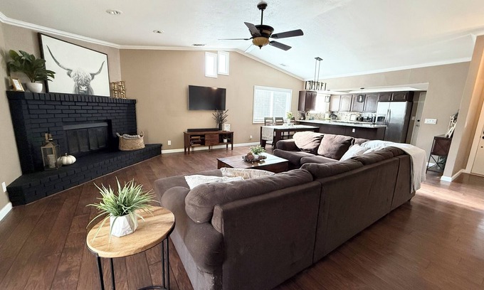 Shasta View Casa | Highland Hideaway-Family. Work. Fun. Near it all!
