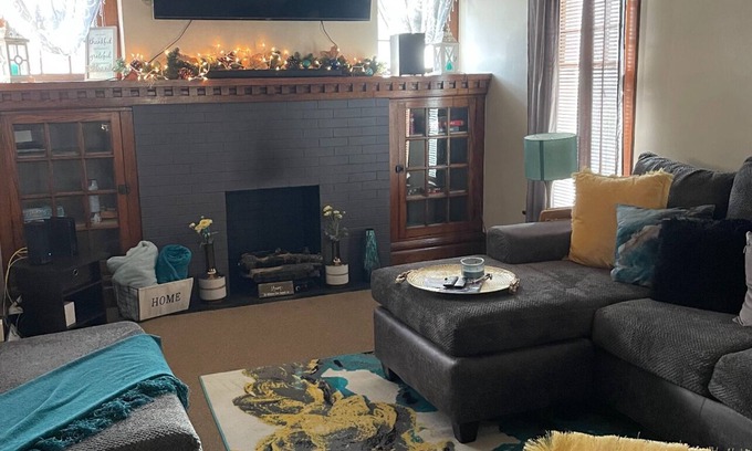 Highland Square Casa | Highland Square's historic charm. Book now for an unforgettable Akron stay!