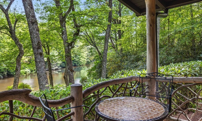 Highlands Cabina | Highlands cabin on scenic pond, 6 min drive to downtown & pet friendly!