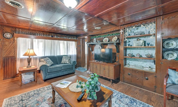 Waneta Cabaña | Hike & Fish: Rustic, Timeless Mckee Home w/Yard