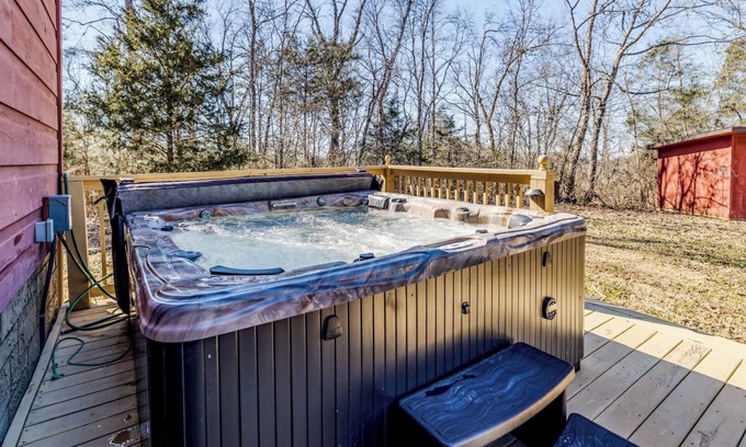 Boyds Creek Cabina | Hike Trails on 6 Private Acres, Relax in the Hot Tub, Shoot Pool & Take Spa Baths - Woodland Chalet