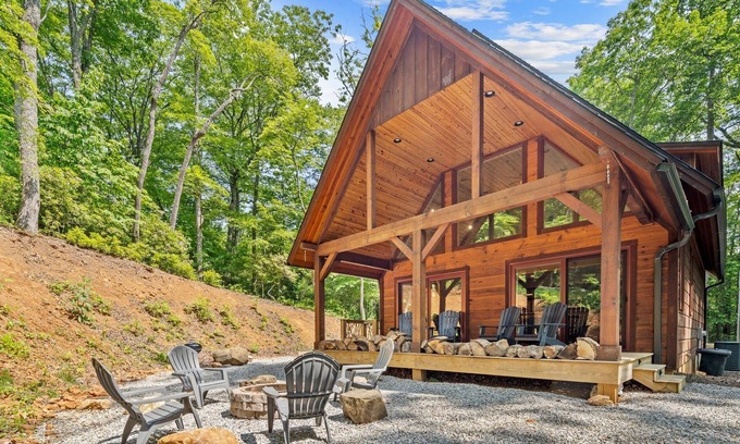 Spruce Pine Cabina | Fall Escape, Minutes to the Blue Ridge Pkwy + Firewood