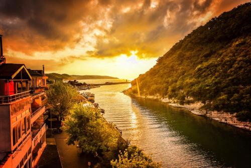 Agva Hotel | Hill River Hotel