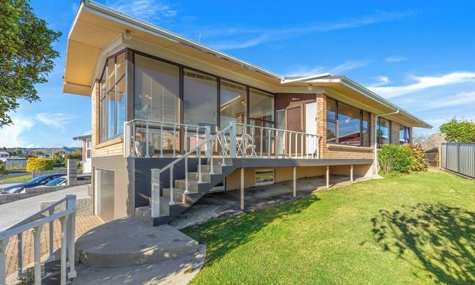 Maungatapu Casa | Hill Top House - Tauranga Holiday Home