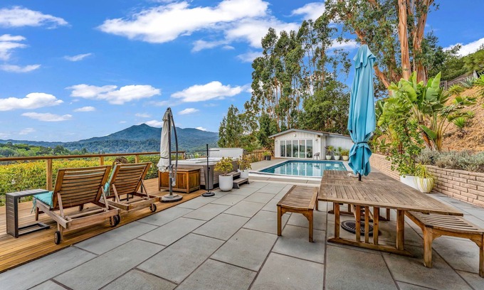 San Anselmo Casa | Hill Top Spa Retreat in Marin with private hot tub, pool, and panoramic views