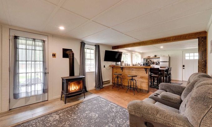 Hillsgrove Cabaña | Hillsgrove Cabin w/ Private Hot Tub!