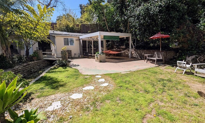 Beverly Glen Apartamento | Bungalow en la ladera cerca de UCLA / Bel Air con patio y jardín, estacionamiento