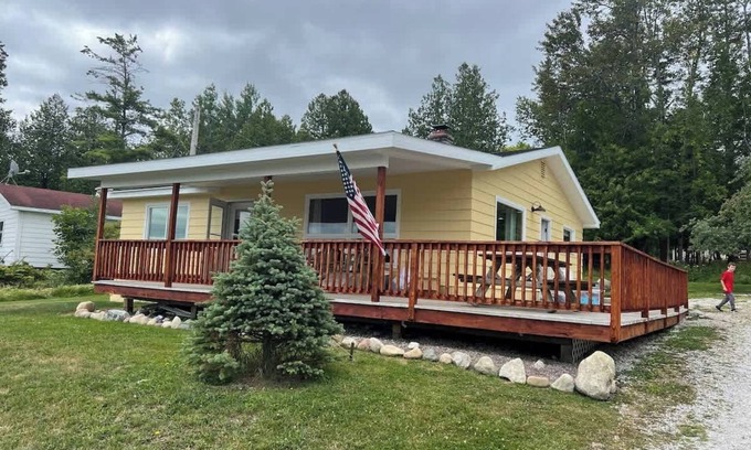 Cedarville Casa | 'Hillside' Cottage on the lake
