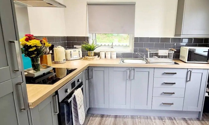 Bont Newydd Chalet De Esquí | Hillside Hideaway Chalet With Swimming Pool, Play Area, Fishing Lake