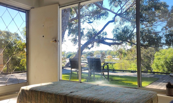 Wembley Downs Cabina | Hillside home with distant view, few minutes to Perth famous beach, pet friendly