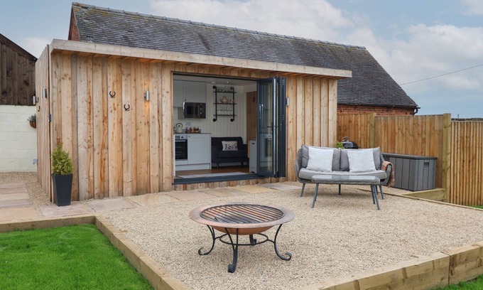 Radbourne Cabaña | HILLSIDE HUT, pet friendly, with hot tub in Ashbourne