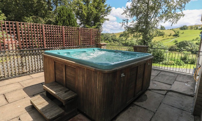 Tirabad Cabaña | HILLSIDE LODGE, pet friendly, character holiday cottage in Newtown