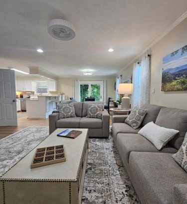 Ashley Oaks Casa | Hillside Retreat