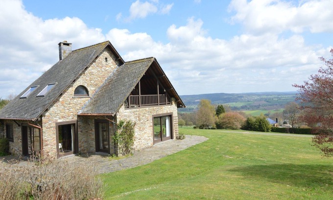 Lierneux Casa | Retiro en la ladera con estanque