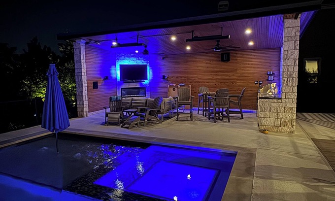 The Hills Casa | Hilltop Haven Retreat in Texas Hill Country. Kid/Pet friendly. Pool & Firepit