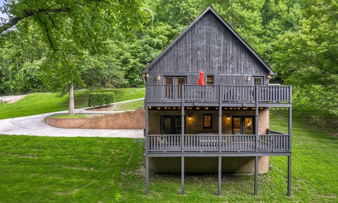 Lancaster Chalet De Esquí | Hilltop Hideaway at Center Hill Lake
