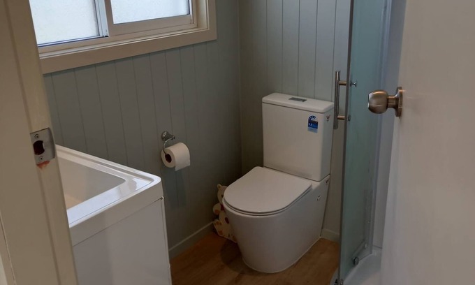 Red Beach Cabaña | Hilltop Hideaway Cottage in Pinewoods Holiday Park