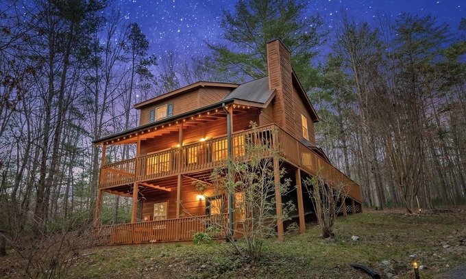 Blairsville Casa | Hilltop Hideaway - Fall Foliage, Wineries, Hikes, Cozy Nights & Fast WiFi