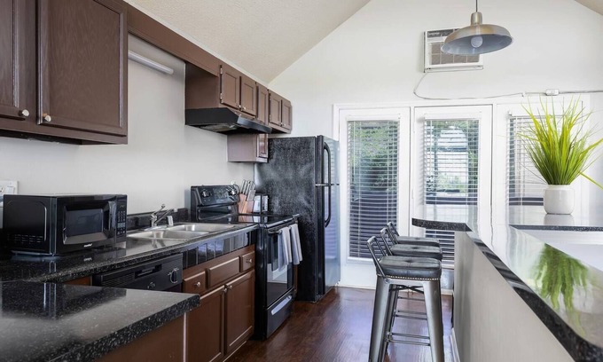 Redmont Park Condominio | Hilltop Hideaway G- King Beds/Free Parking/2 Bath