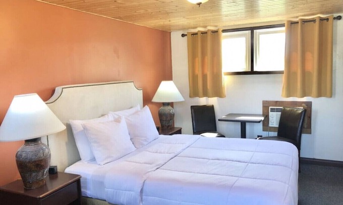 International Falls Cabina | Hilltop Lodge Standard Queen - Room 105