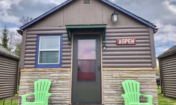 International Falls Cabina | Hilltop Lodge - Aspen -Queen Cabin