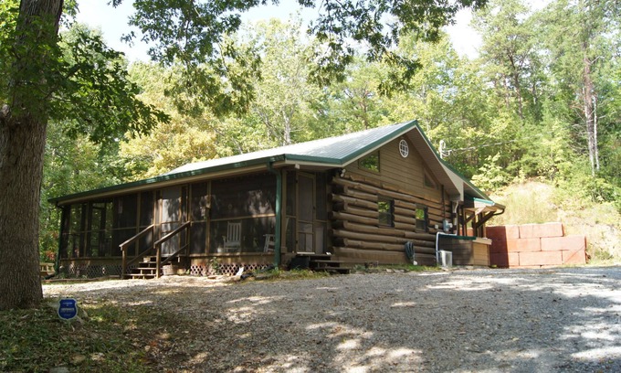 Tellico Plains Cabina | Hilltop Log Cabin with Water Effect