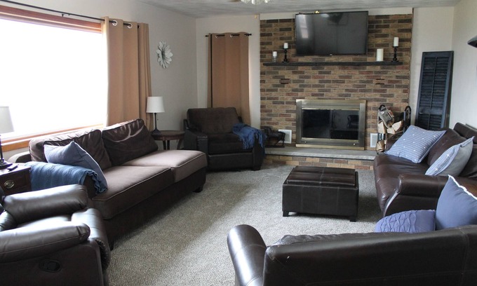 Rome Casa | Hilltop Million $ View! Fireplace, Hot Tub, Pool Table, Clean, Cozy, Full Equip