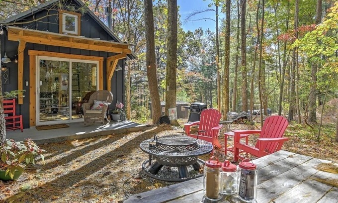 West Side Historic District Cabaña | Hilltop Nest:Cozy 1BR Cottage Near Downtown Hendersonville