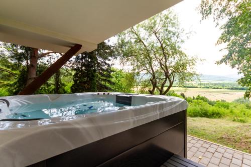Recsk Apartamento | Hilltop Wellness Haven W AC & Jacuzzi by NW