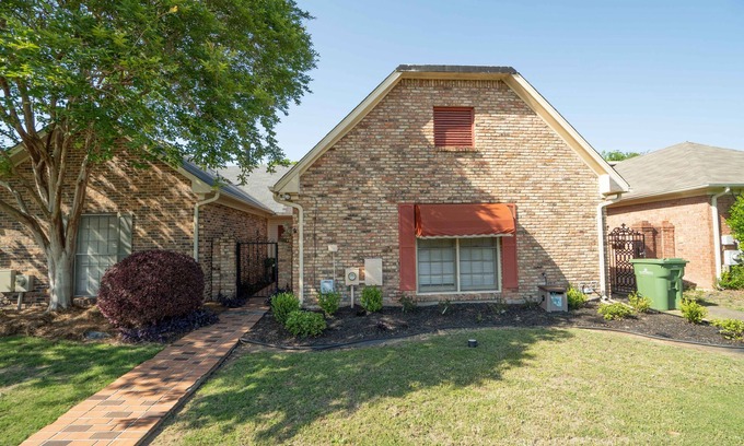 Montgomery Casa | Hillwood Home, w/ 2 Dens, King Beds & Sun Room