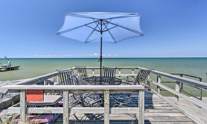 Hilton Casa | Hilton Lake Getaway w/ Over-the-Water Deck!