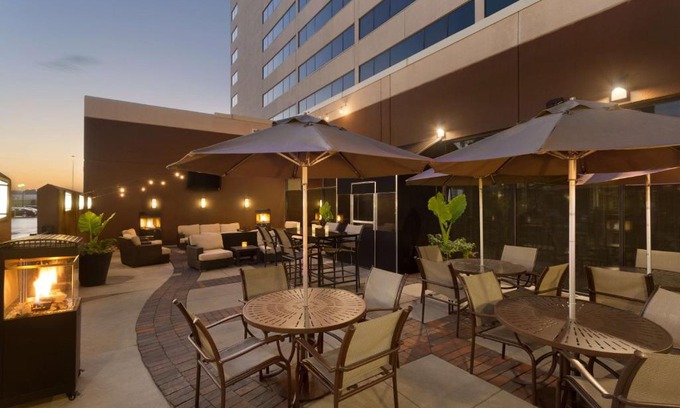 Oakbrook Terrace Hotel | Hilton Suites Chicago/Oakbrook Terrace