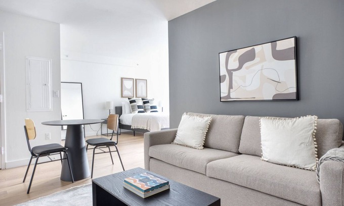 Back Bay East Apartamento | Hip Back Bay Studio w/ W/D, Gym & Roof, nr Copley Sq, by Blueground