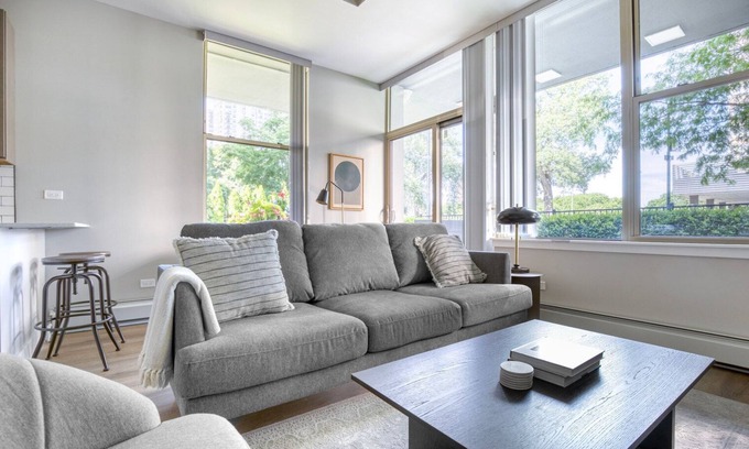 Edgewater Beach Apartamento | Hip Edgewater 2BR w/ Patio Deck, near Beach & Red Line, by Blueground