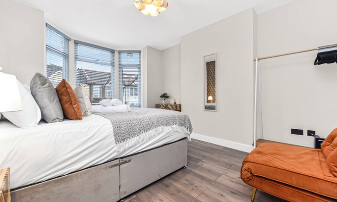 Snaresbrook Casa | Hip & Happening: 4BR Urban Gem for Large Groups