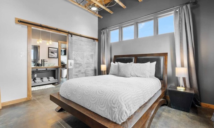 Butte Casa | Hip Loft with Garage Parking