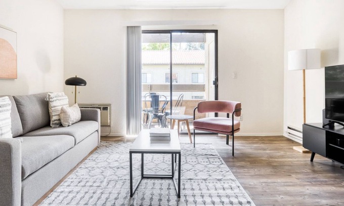 Shoreline West Apartamento | Hip Mountain View 1BR w/ Pool, Gym & W/D, near FB & Google, by Blueground