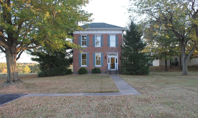 Canton Casa | Historic 1870 Brick Farm House - Near Culver Stockton College